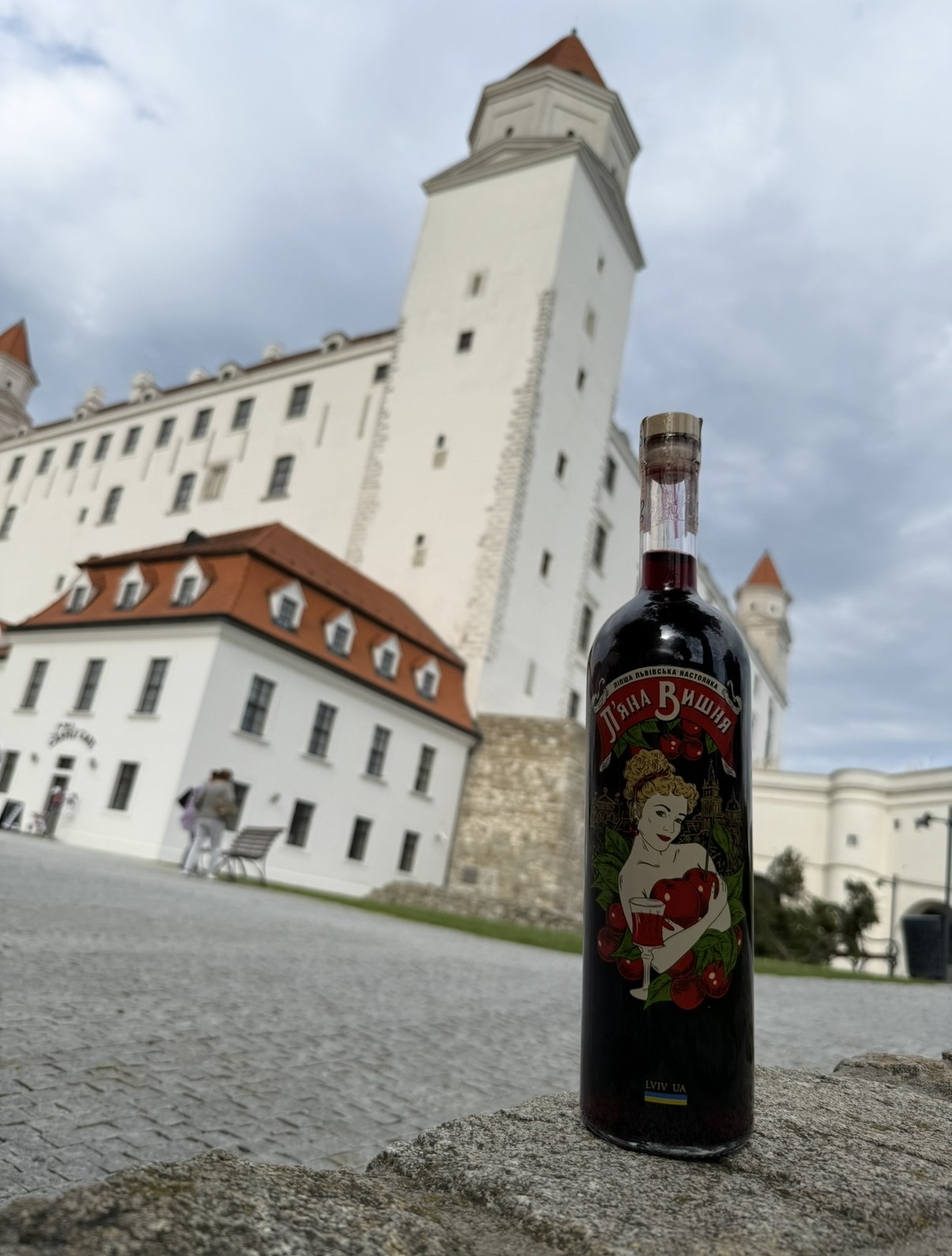 Likér Piana Vyshnia pri Bratislavskom hrade